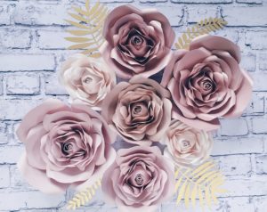 Papierowe kwiaty na ścianę rose gold i nude