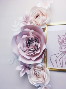 Duże kwiaty kolor nude i perła - dekoracja na ścianę