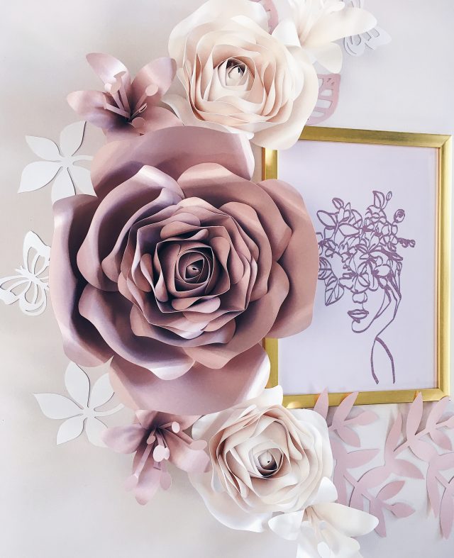 Duże kwiaty rose gold i perła - dekoracja na ścianę